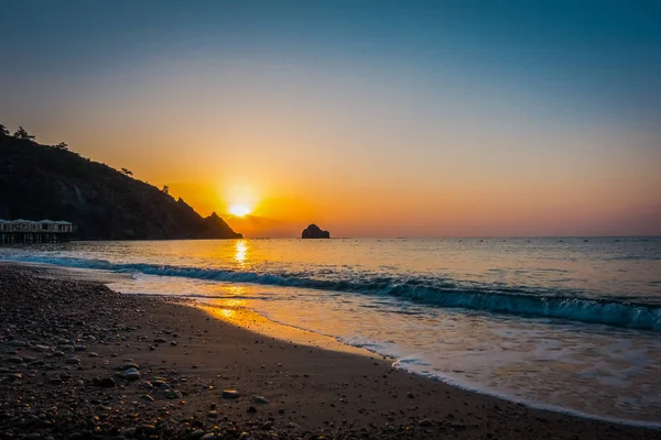 Strand am Meer bei Sonnenaufgang — Stockfoto