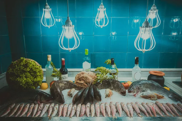 Риба на льоду в рибному ресторані — стокове фото