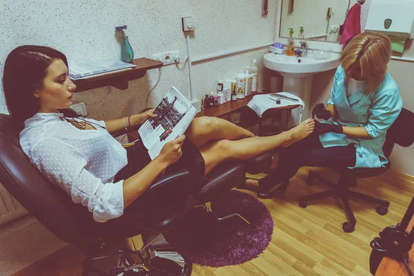 ヴィニツィア ウクライナ Circa 2019 サロンで爪の手順でリラックス美しい女性 — ストック写真