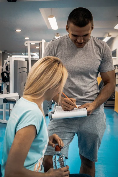 Vrouw Man Sportschool Sportman Schrijft Notities Voor Training — Stockfoto