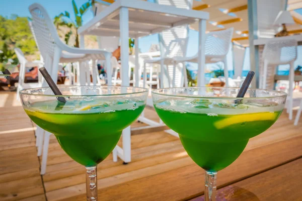 Mooie Groene Cocktail Een Zomercafé — Stockfoto