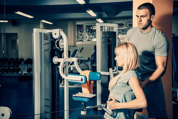 Persoonlijke training in de sportschool — Stockfoto