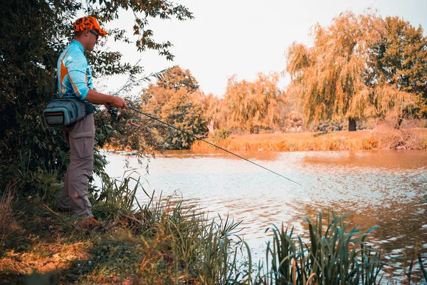 Il pescatore pesca sul lago — Foto Stock