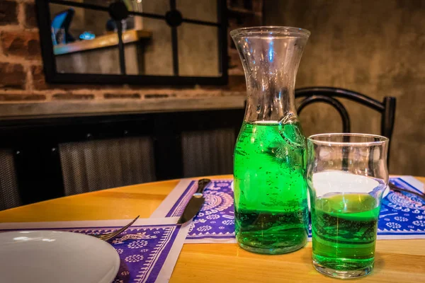 테이블에 녹색 레모네이드 — 스톡 사진