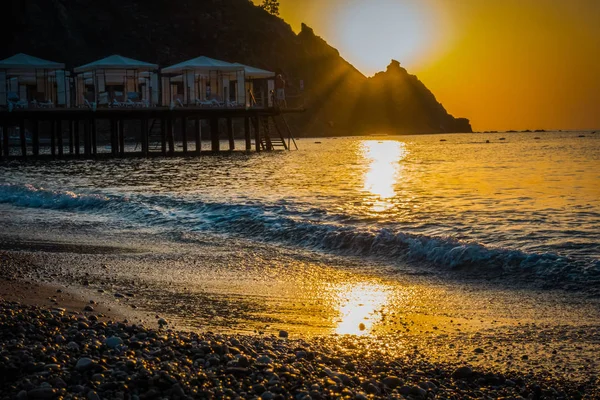 Schöner Sonnenaufgang in einem Badeort — Stockfoto