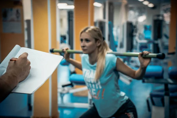 Persoonlijke training in de sportschool — Stockfoto