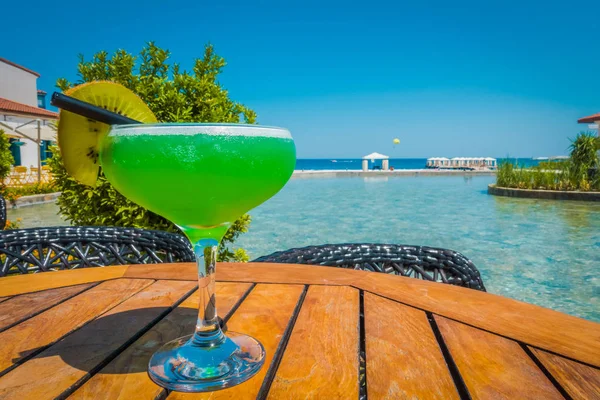 Prachtig terras met uitzicht op de zee — Stockfoto