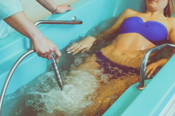 Blondine Entspannt Sich Wellness Salon Bei Unterwassermassage — Stockfoto