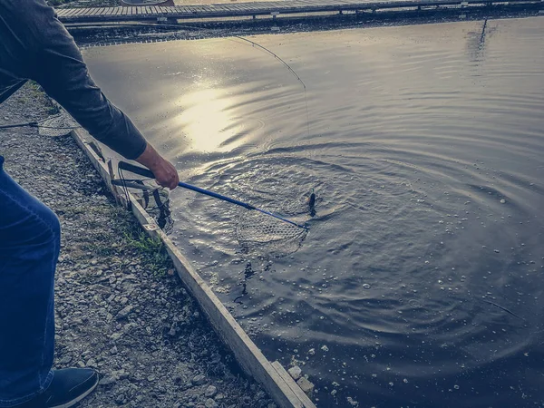 Pesca del luccio sul lago. Attività ricreative di pesca — Foto Stock