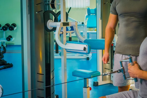 Bodybuilder in the gym — Stock Photo, Image