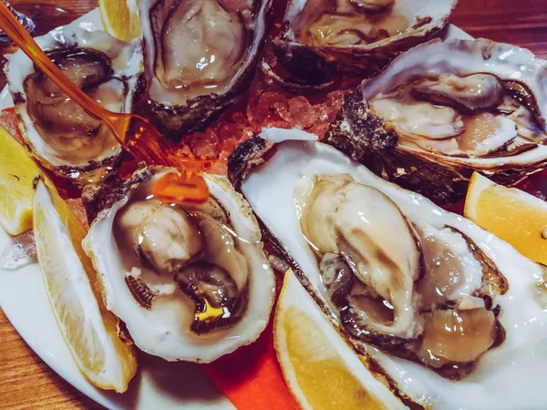 Oesters met wijn op tafel — Stockfoto