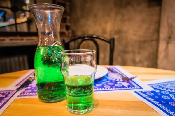 테이블에 녹색 레모네이드 — 스톡 사진