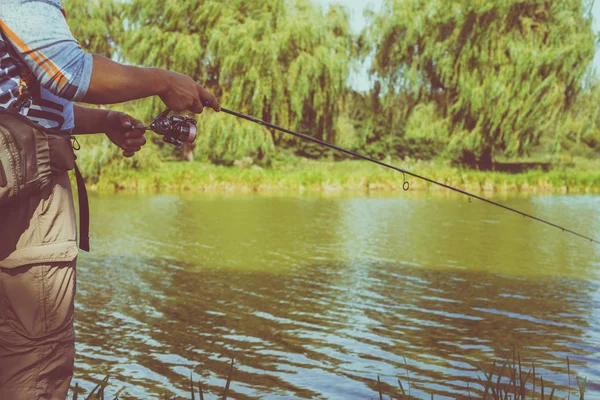 Il pescatore pesca sul lago — Foto Stock