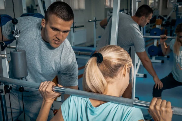 Persoonlijke training in de sportschool — Stockfoto