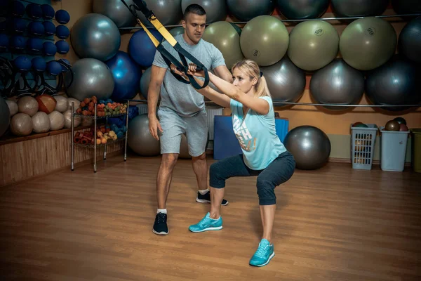 Personal Training im Fitnessstudio — Stockfoto