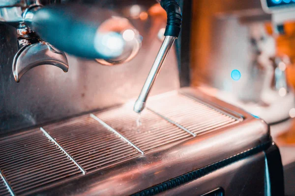 コーヒー マシンでコーヒーを作る — ストック写真