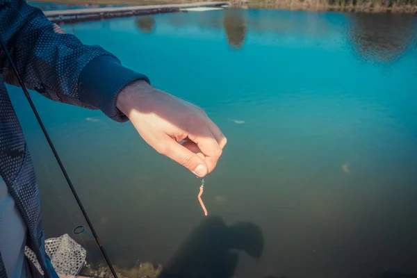 Balıkçı yakalamak gökkuşağı alabalığı Gölü — Stok fotoğraf