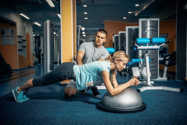 Persoonlijke training in de sportschool — Stockfoto