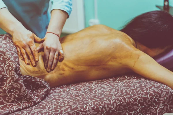 Massage-Behandlung im Wellnessbereich — Stockfoto