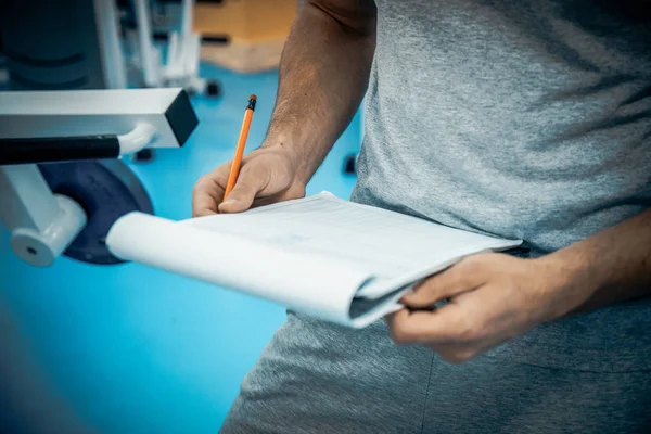 Entrenamiento personal en el gimnasio —  Fotos de Stock