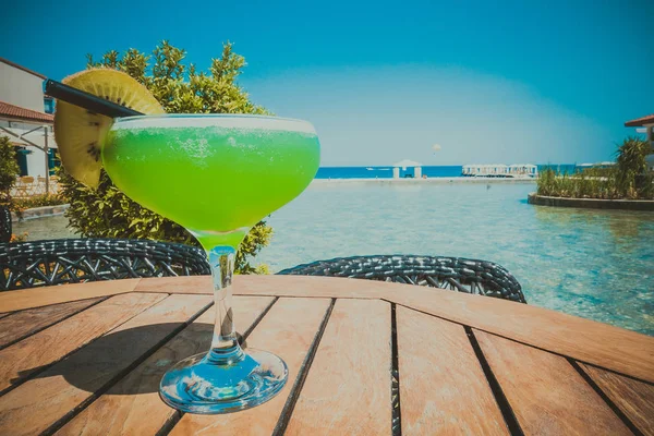 Cocktail Alcolico Verde Sulla Terrazza Con Vista Sul Mare — Foto Stock