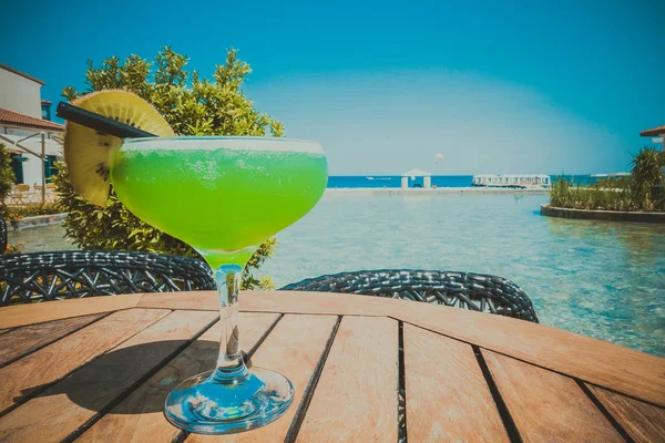 Cóctel Alcohol Verde Terraza Con Vistas Mar — Foto de Stock