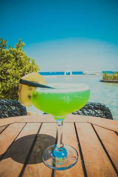 Groene Alcohol Cocktail Terras Met Uitzicht Zee — Stockfoto