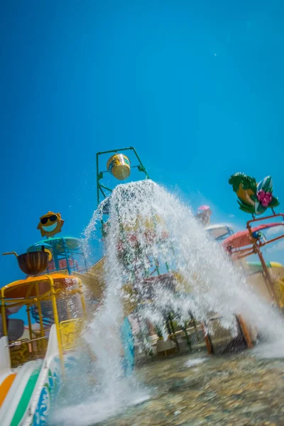 Waterglijbanen Met Fonteinen Waterpark — Stockfoto