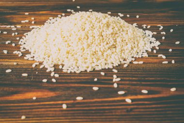 ahşap bir arka plan üzerinde pirinç