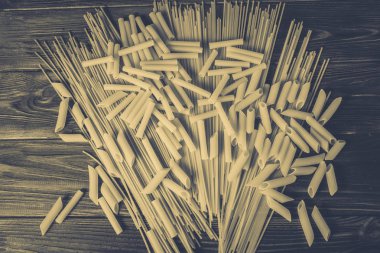 Ahşap arka planda farklı türde makarna.