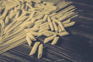 Ahşap arka planda farklı türde makarna.