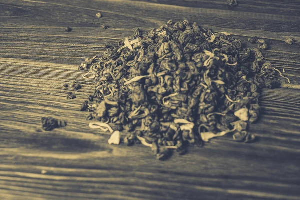 Té verde sobre un fondo de madera — Foto de Stock