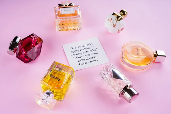 Słoiki z perfumami na różowym tle — Zdjęcie stockowe