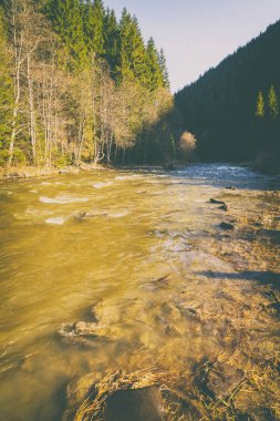 Dağlar, dağ nehir, manzara nefis doğa