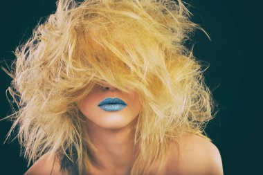 mavi dudaklı sarışın