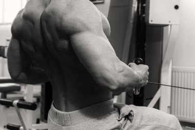 spor olarak güçlü bir adam