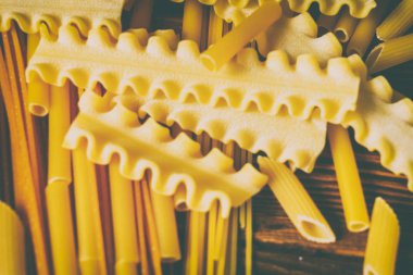 Ahşap bir masa üzerinde makarna