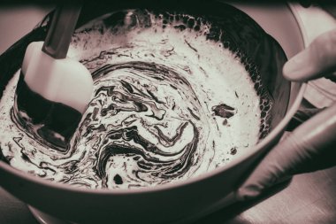 Çikolata ve krema karıştırma. Kremalı pasta