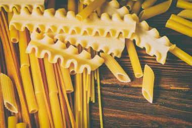 Ahşap bir masa üzerinde makarna