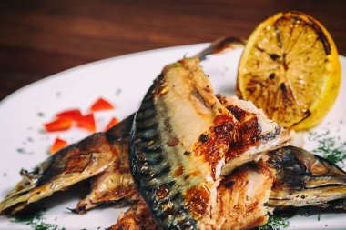 Tabakta pişmiş balık.