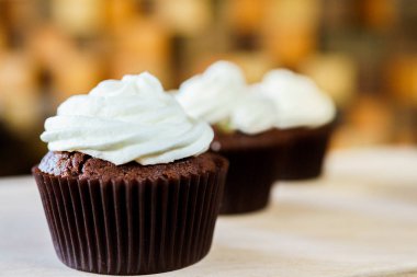 bir tepsi üzerinde pek çok güzel pastalar