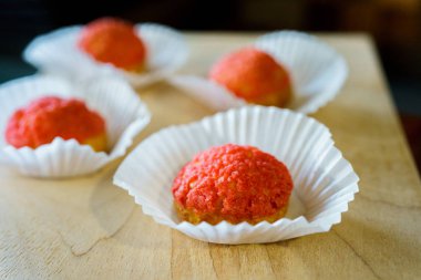 beyaz ambalaj pembe çerezleri