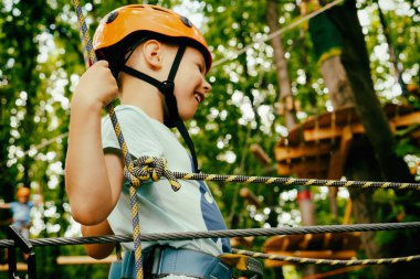 Çocuk bir kolye park tırmanıyor