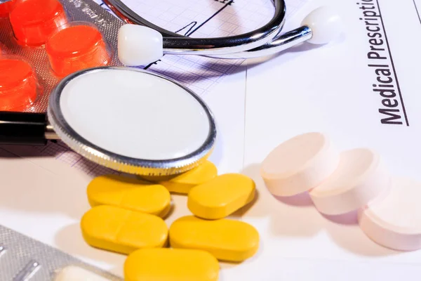Tıbbi cihazlar: tabletler, boş, stetoskop — Stok fotoğraf