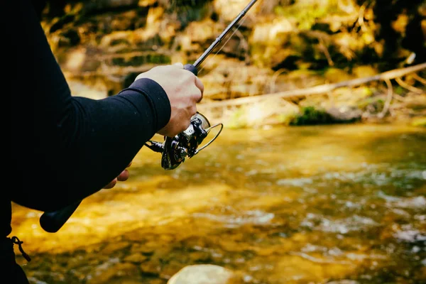 森の中の美しい山川の漁師 — ストック写真