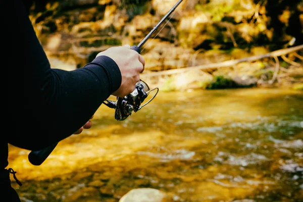 Pescatore su un bellissimo fiume di montagna nella foresta — Foto Stock