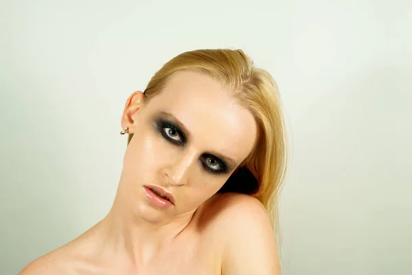 Maquillaje con sombras verdes — Foto de Stock