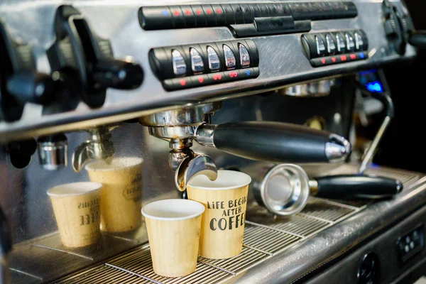 Kaffee wird in einer Kaffeemaschine zubereitet — Stockfoto