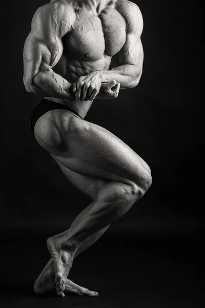 Male showing muscles — Stock Photo, Image