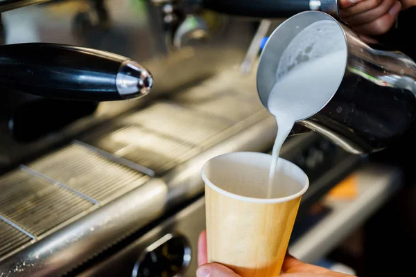 Milch wird in Kaffee gegossen — Stockfoto